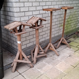 2x  Vogelhuis en 2x voederplank op standaard