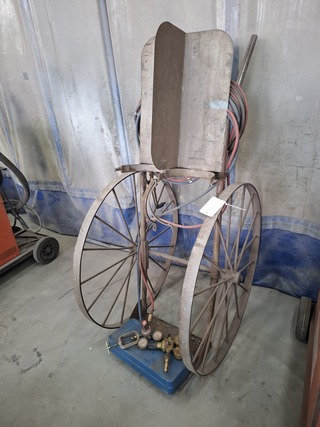 Branderset op steekwagen