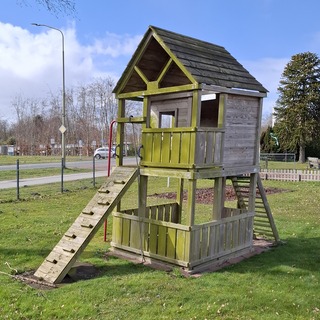 Speelhuisje met atributen