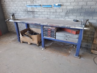 Werkbank met bankschroef en plaatbuiger