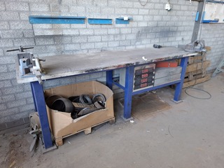 Werkbank met bankschroef en plaatbuiger