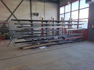 Metaalstelling met partij metaal