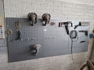 3x Wandpaneel met diverse gereedschap