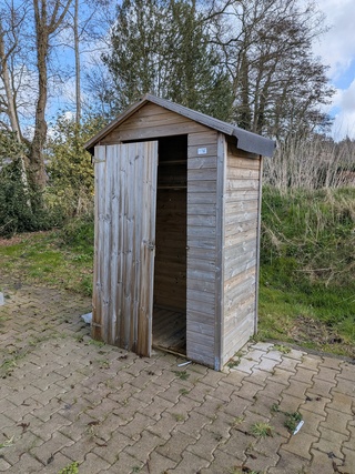 Picknicktafel met tuinhuisje
