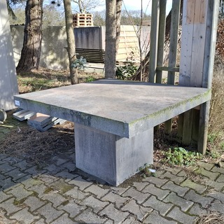 Betonnen tuintafel