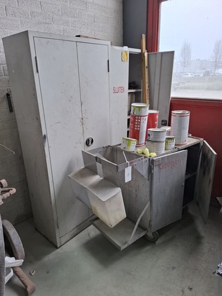 2x Werkplaatkast met verrijdbare materiaalwagen