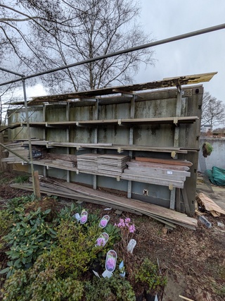 Partij houten planken, palen en vlonderplanken