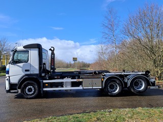 Vrachtwagen, Volvo, FM 330 EEV 6×2, 2011, met haakarmsysteem, HIAB XR2