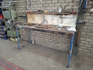 Werkbank met bankschroef