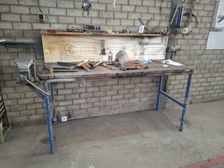Werkbank met bankschroef