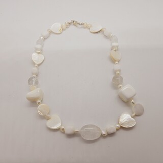 Collier met witte jade en zoetwater parels