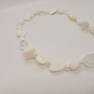 Collier met witte jade en zoetwater parels