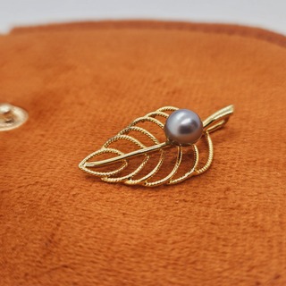 Goldplated leaf pendant met akoya parel