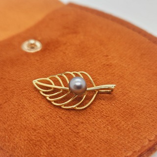 Goldplated leaf pendant met akoya parel