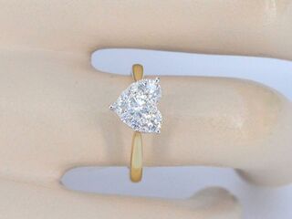 Gouden ring met diamanten in hart vorm