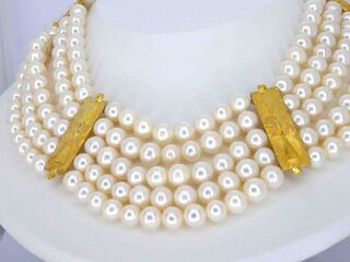 Gouden halscollier met rijen van parels en gouden motief schakels