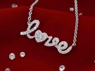 Witgouden ‘love’ collier met diamanten