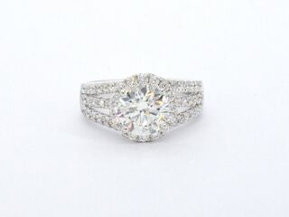 Witgouden ring met diamanten en een briljant geslepen diamant van 2.00