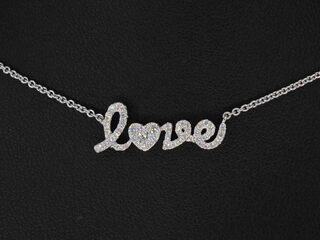 Witgouden ‘love’ collier met diamanten