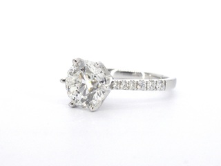 Witgouden ring met natuurlijke diamanten en een grote briljant geslepe