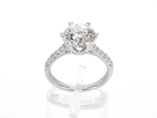 Witgouden ring met natuurlijke diamanten en een grote briljant geslepe