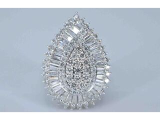 Exclusieve witgouden druppelvormige entourage ring met diamanten