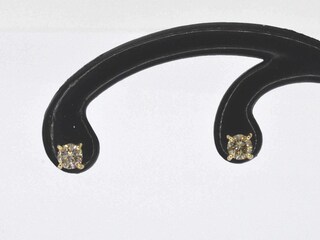 Gouden solitair oorbellen met natuurlijke briljant geslepen diamanten