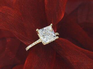 Gouden solitaire ring met een grote prinses geslepen diamant van 3.00