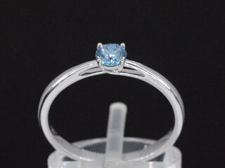 Witgouden ring met blauwe diamant, (lab grown)