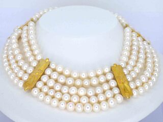 Gouden halscollier met rijen van parels en gouden motief schakels