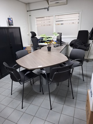 Bureauopstelling met vergaderdruppel