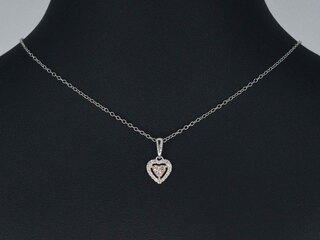 Witgouden hartvormige hanger met natuurlijke roze en witte diamant, in