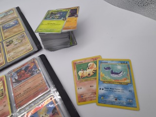 2x Mappen met Pokémon kaarten + stapel Pokémon kaarten
