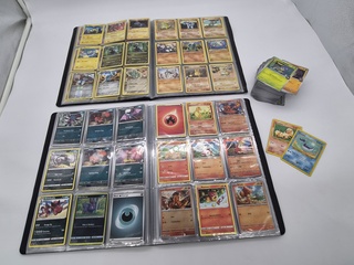 2x Mappen met Pokémon kaarten + stapel Pokémon kaarten