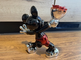 Mickey Mouse beeld, Lior24