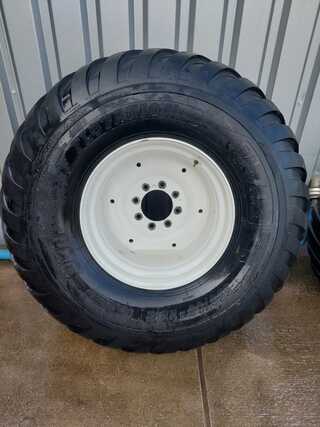 (Locatie Leiderdorp) Set gazonbanden, BKT, TR 882 en Flotation V Line