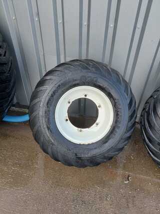 (Locatie Leiderdorp) Set gazonbanden, BKT, TR 882 en Flotation V Line