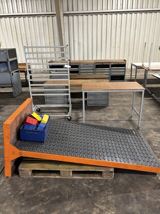 Diverse werkbanken en tafels