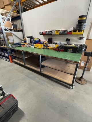 Werkbank met bankschroef, verrijdbaar