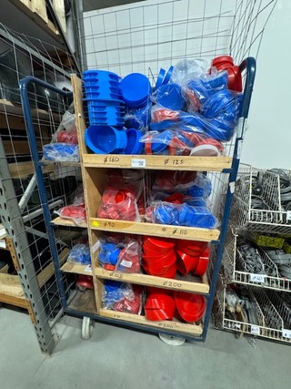 Magazijnkar met partij deksels