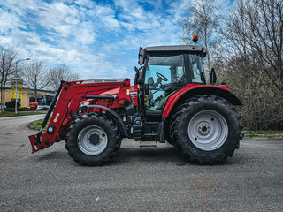 Land- of bosbouwtrekker, Massey Ferguson, 5711 SL, 2016, met voorlader