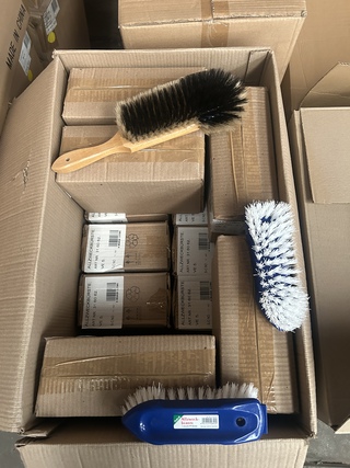 Partij borstels, schoenaccessoires en diversen