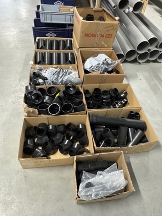 Ca. 12x Doos PE bochten, T-stukken en verlopen, Geberit, zwart