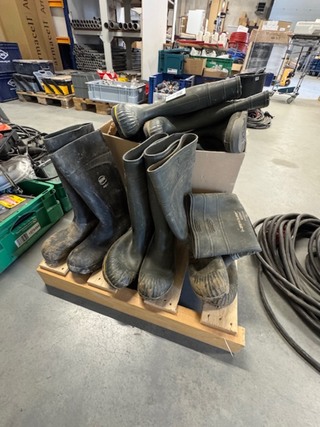 6x Paar laarzen en regenpakken, O.a. Dunlop