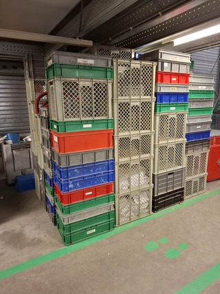 Partij kunststof kratten in diverse maten