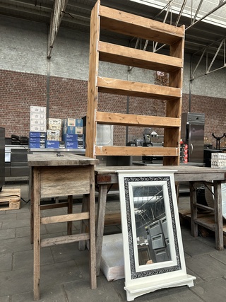 5x Diverse meubels w.o. tafel, kast