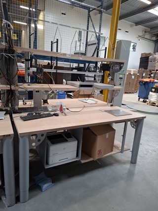 inpakbalie met 2x weegschaal en 2x printer