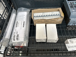 Ca. 20x Installatiemateriaal w.o. mespatroonlastscheider, O.a. Siemens