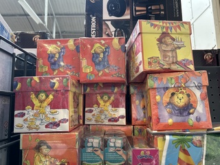 Ca. 65x Kinder ansichtkaarten en naametiketten