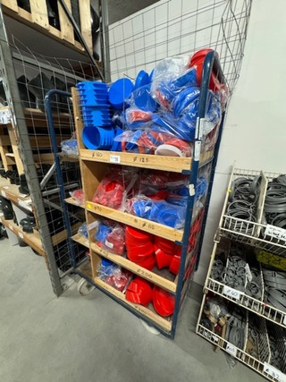 Magazijnkar met partij deksels